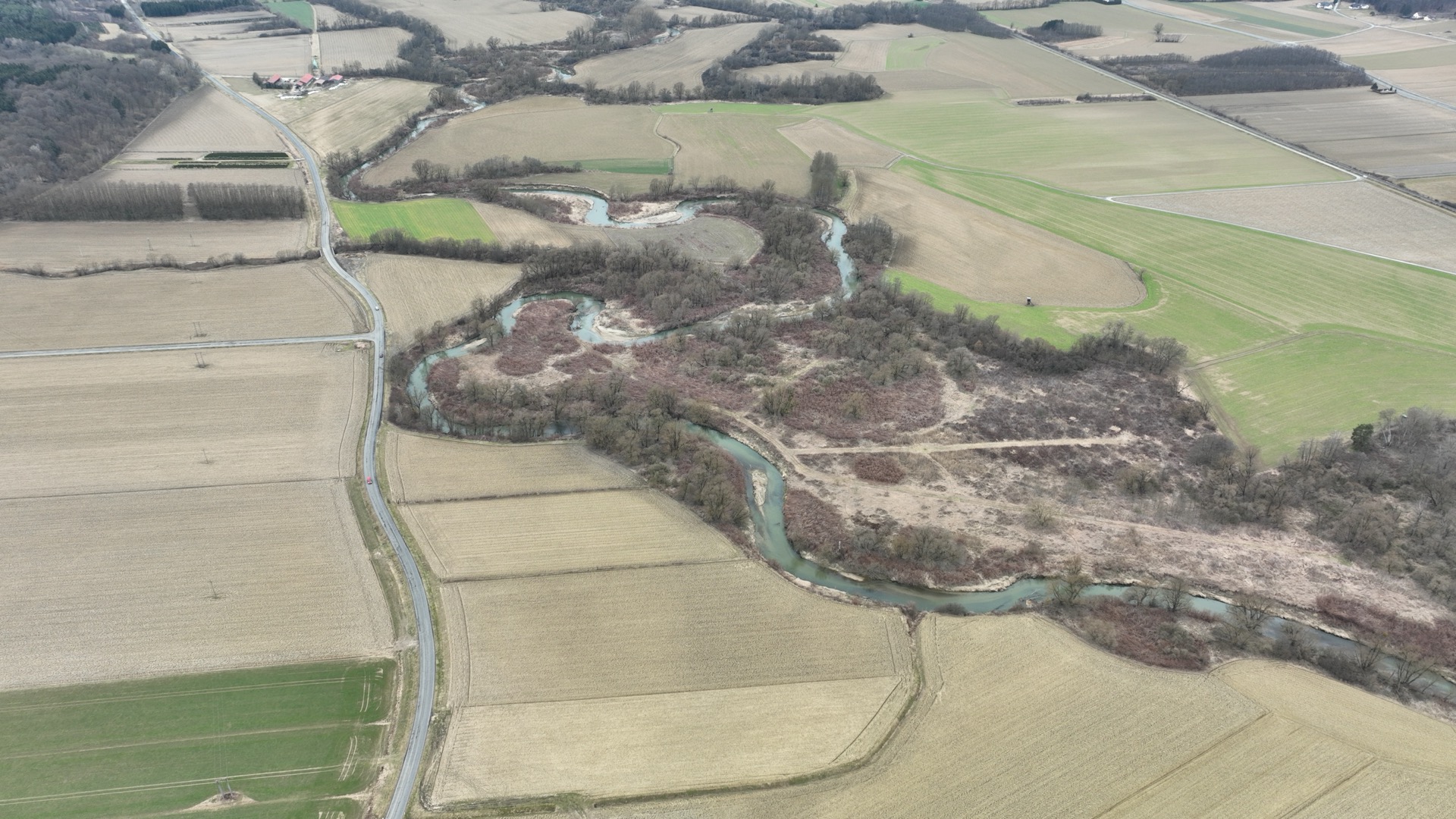 Drohnenaufnahme Fluss und Gelände